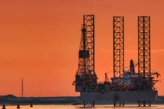 Precio del petróleo supera los US$100: tensiones geopolíticas impactan mercados globales