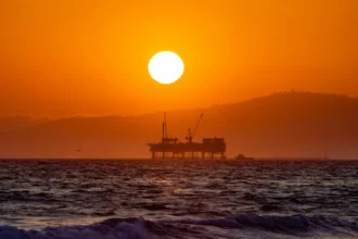 Precio del petróleo supera US$126: Ormuz extiende el shock y el mercado mira un riesgo que aún no cede