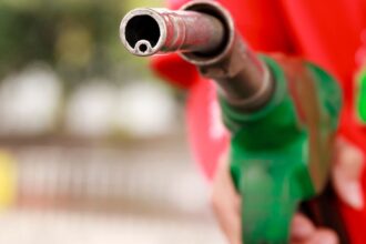 Precios de combustible caen en Chile: Descubre cómo ahorrar aún más con descuentos diarios en estaciones de servicio