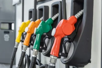 Precios de combustibles se mantienen esta semana, pero anuncian alzas para la próxima