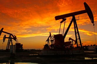 Precios del petróleo caen a mínimos históricos por guerra comercial y aumento de producción OPEP+