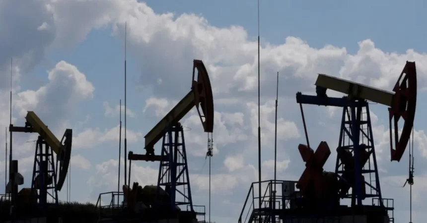 Precios del petróleo caen tras pausa de ataques de Trump contra Irán