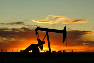 Precios del petróleo suben casi 3% y Brent llega a US$108: Ormuz vuelve a tensionar el mercado