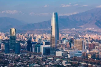 Prima de riesgo de Chile sube 14 puntos básicos en un mes: déficit de 2,8%, Imacec en rojo y petróleo sobre US$119 presionan al mercado