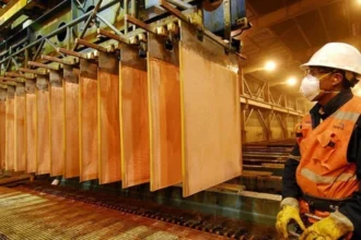 Producción industrial chilena cae 0,4% en octubre 2025 por minería y manufactura