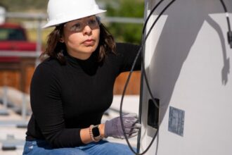 Programa de mentorías empodera a mujeres en energía solar