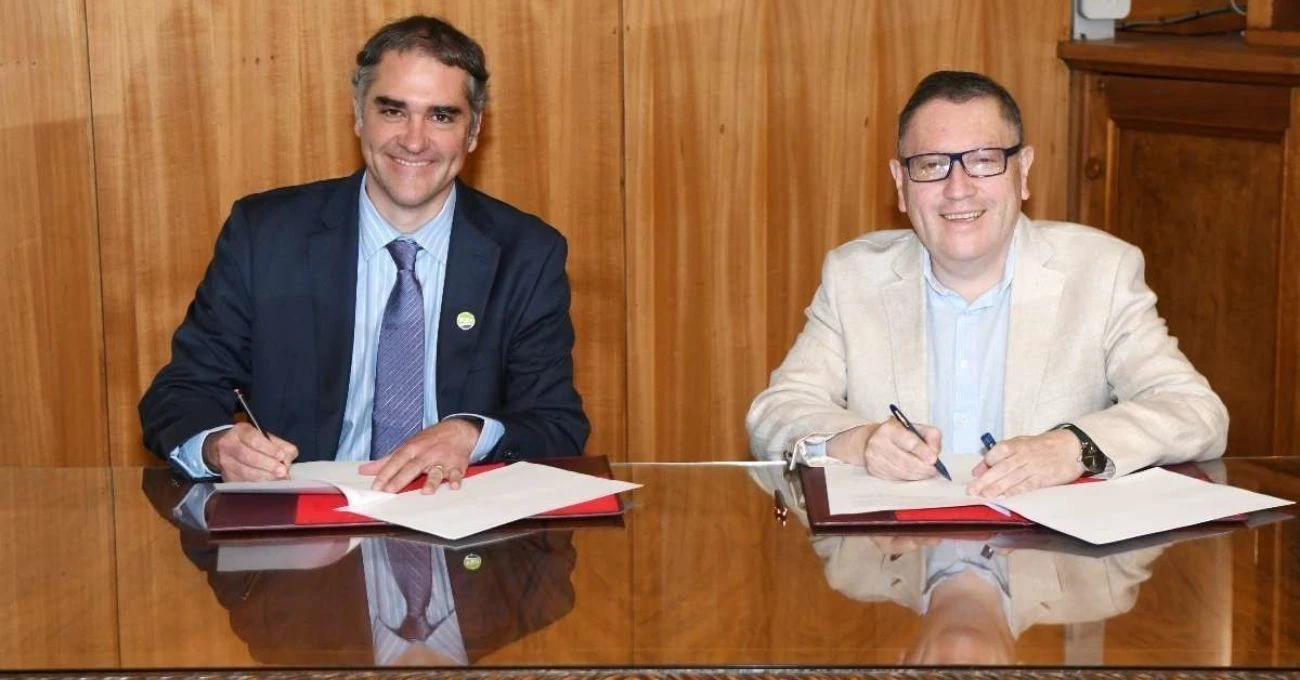 PUCV y SQM firman convenio para innovar en biotecnología y agricultura sostenible