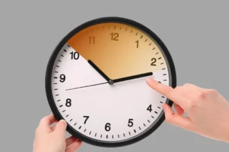 ¿Qué día se cambia la hora en Chile y qué zonas quedan fuera del ajuste?