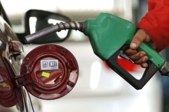 Rebajas de hasta $300 por litro: revisa los descuentos en combustibles disponibles durante abril