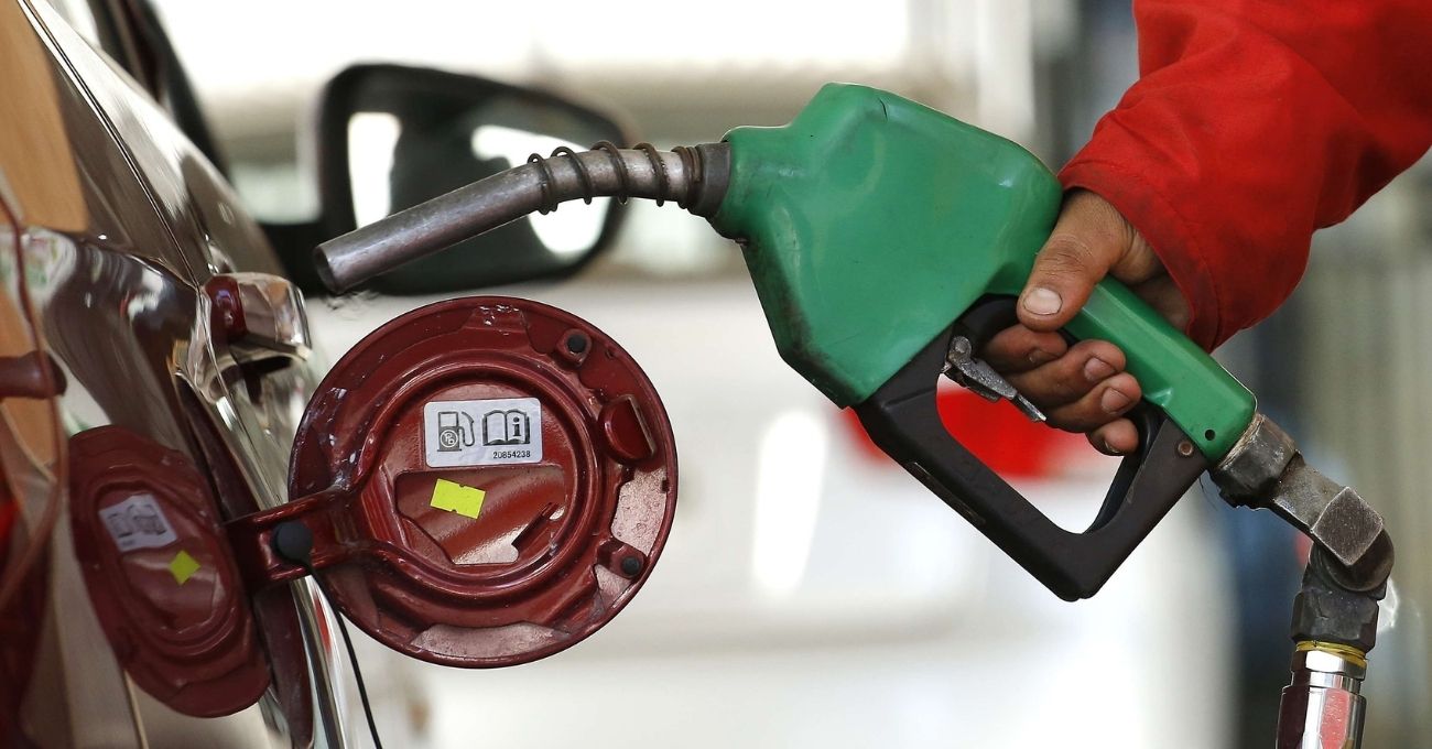 Rebajas de hasta $300 por litro: revisa los descuentos en combustibles disponibles durante abril