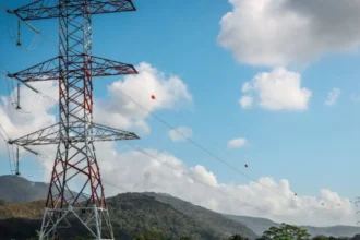 Reforma al sector eléctrico: comité propone 6 cambios para blindar la distribución y acelerar la transición energética