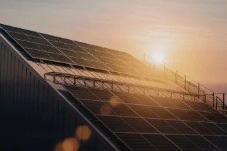 Reino Unido abrirá la venta de paneles solares enchufables en supermercados para hogares con balcones y espacios exteriores