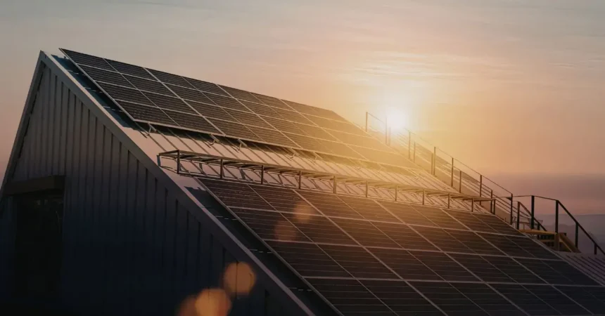 Reino Unido abrirá la venta de paneles solares enchufables en supermercados para hogares con balcones y espacios exteriores