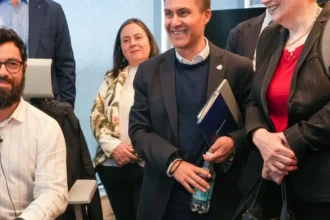 Representantes de la Iniciativa para la Transparencia de Industrias Extractivas recorren oficinas de Anglo American