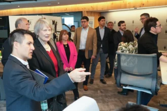 Representantes de la Iniciativa para la Transparencia de Industrias Extractivas visitan las oficinas de Anglo American