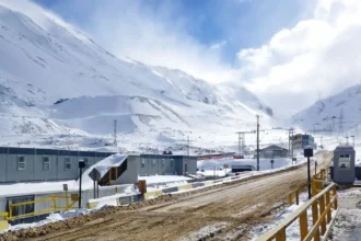 Resultados 2025 de Anglo American: pérdidas por US$3.741 millones y dividendo cae 83% en pleno plan de fusión con Teck Resources