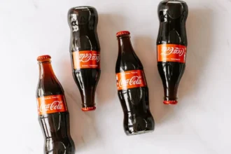 Resultados de Coca-Cola: utilidad sube 23% a US$13.107 millones, pero su acción cae hasta 3,7% tras el pronóstico 2026