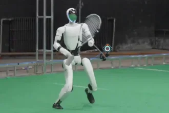 Robot chino logra jugar tenis con humanos gracias a inteligencia artificial avanzada