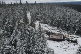 SAGA Metals informa de interceptaciones de ensayo que incluyen 52,05% Fe₂O₃, 7,21% TiO₂, 0,375% V₂O₅ de perforación de 2026 en Trapper South