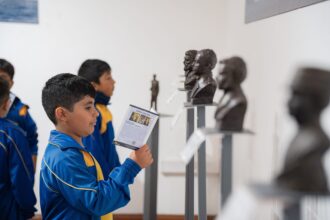 Sala de Arte Casa Collahuasi recibe casi 8 mil visitantes con exposición “Grandes Personajes de Nuestra Historia Naval”