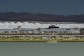 Salar de Atacama: pagos a Corfo de SQM y Albemarle caen 28% en 2025 y tocan su menor nivel desde 2022 pese a récord productivo