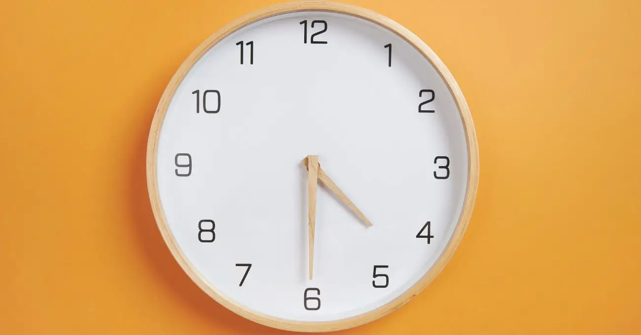 ¿Se adelanta o se atrasa? Esto pasará con el cambio de hora en Chile este sábado