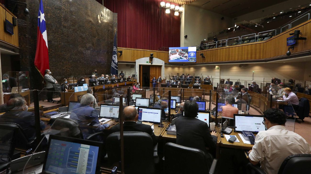 Senado avanza en ley de subsidio eléctrico sin imponer Cargo FET a generadores PMGD, asegurando apoyo a hogares vulnerables y energías renovables