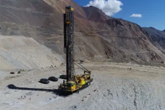 Silver Mountain halla 2.003 g/t de plata de alta ley cerca de Reliquias y mira una extensión de 2,7 km