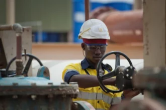 Sindicato minero de Ghana advierte resistencia a norma que obliga a contratar firmas locales