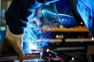 Soldadores y mecánicos: 25 vacantes activas que hoy sí abren opciones reales en Chile