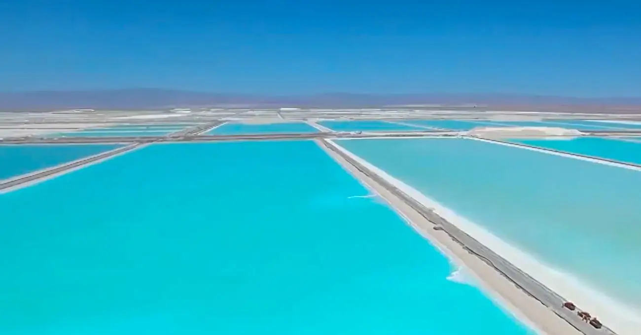 SQM vuelve a utilidades en 2025 con impulso del yodo y avances en litio internacional