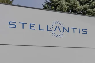 Stellantis asume 22.000 millones de euros en cargos: el “exceso de optimismo” que golpea su estrategia de autos eléctricos