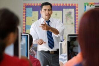 Sueldos de hasta 55.000 dólares: Programa para profesores chilenos que deseen trabajar en EE. UU