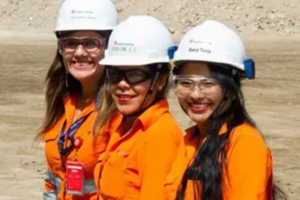 Talento femenino en Chile: participación sube al 53%, pero estudio alerta brecha de 18,6 puntos y “techo invisible”