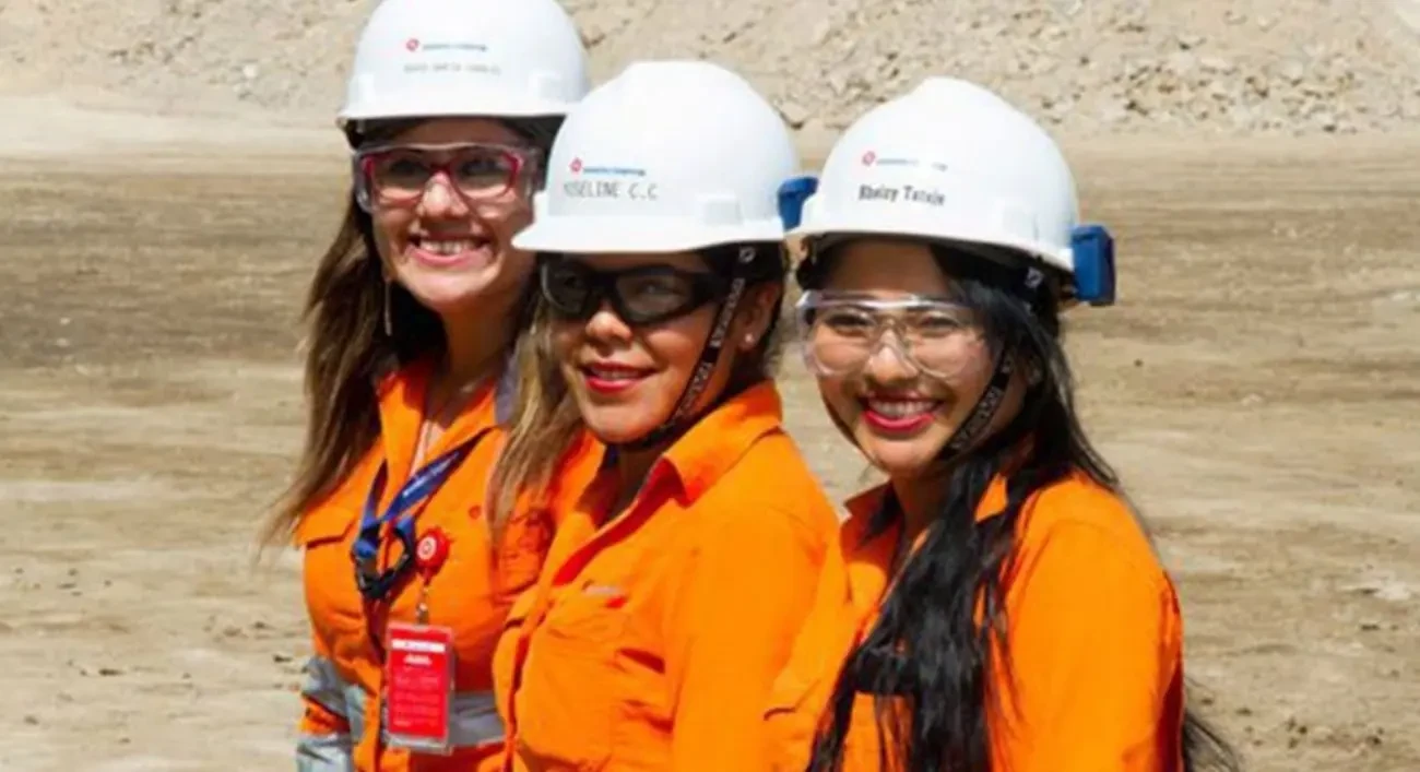 Talento femenino en Chile: participación sube al 53%, pero estudio alerta brecha de 18,6 puntos y “techo invisible”