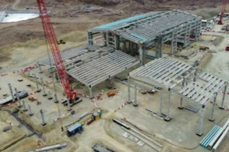 Techumbres mineras: cómo el uso de policarbonato y membranas hidrófugas mejora hasta 30% la eficiencia operativa en climas extremos