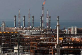 Tensión EEUU-Irán eleva precios petróleo: posible alza de 3-5 dólares