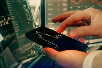Tensiones en Oriente Medio desploman mercados asiáticos y petróleo supera los 100 dólares
