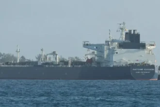Tensiones en Ormuz y Ucrania redefinen seguridad energética global y flujos petroleros