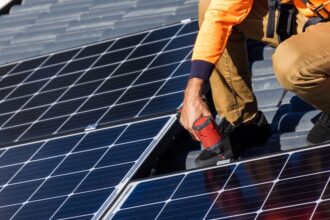 Tierra Amarilla avanza en sostenibilidad con nuevos kits fotovoltaicos residenciales impulsados por Minera Candelaria