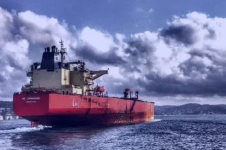 Transporte marítimo en crisis: Estrecho de Ormuz vive mínimo histórico en tráfico