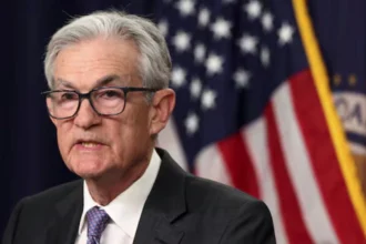 Trump amenaza con despedir a Powell si no deja la presidencia de la Fed en mayo