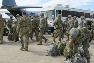 Trump eleva la presión sobre Irán con un nuevo despliegue militar mientras insiste en una salida negociada