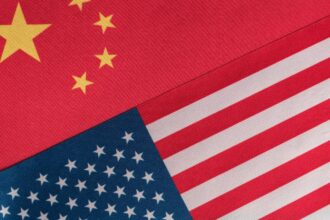 Trump Escala Tensión Comercial: Amenaza con Impuesto del 50% a Productos Chinos en Respuesta a Aranceles