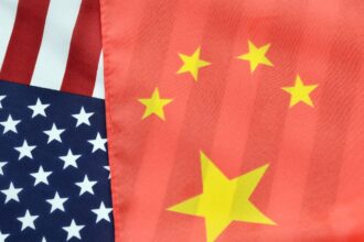 Trump intensifica guerra comercial: impone arancel del 104% a China que responde con un 84% a productos estadounidenses