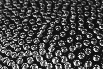 Universidad de Stanford revoluciona baterías con capa de plata ultrafina de 3 nanómetros