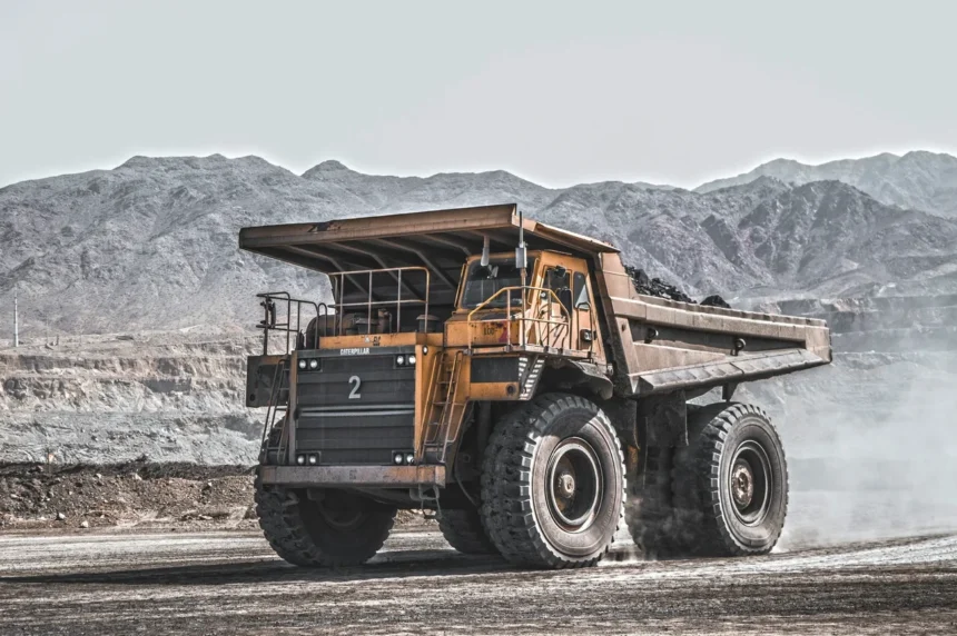 Crece la demanda de choferes en la minería chilena: oportunidades laborales y requisitos