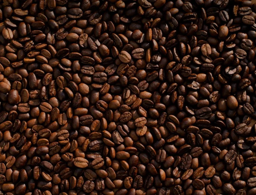 Estudio revela que el café, incluso descafeinado, mejora el bienestar emocional y cognitivo