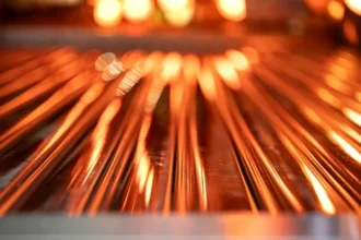 Precio del cobre alcanza US$ 6,20 por libra en la LME, acercándose a máximos históricos