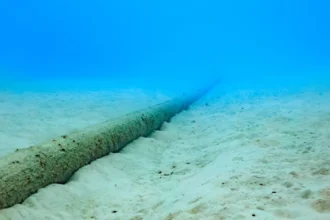 US$1.700 millones en fibra: la carrera por los cables submarinos que puede convertir a Oriente Medio en corredor de datos para la IA
